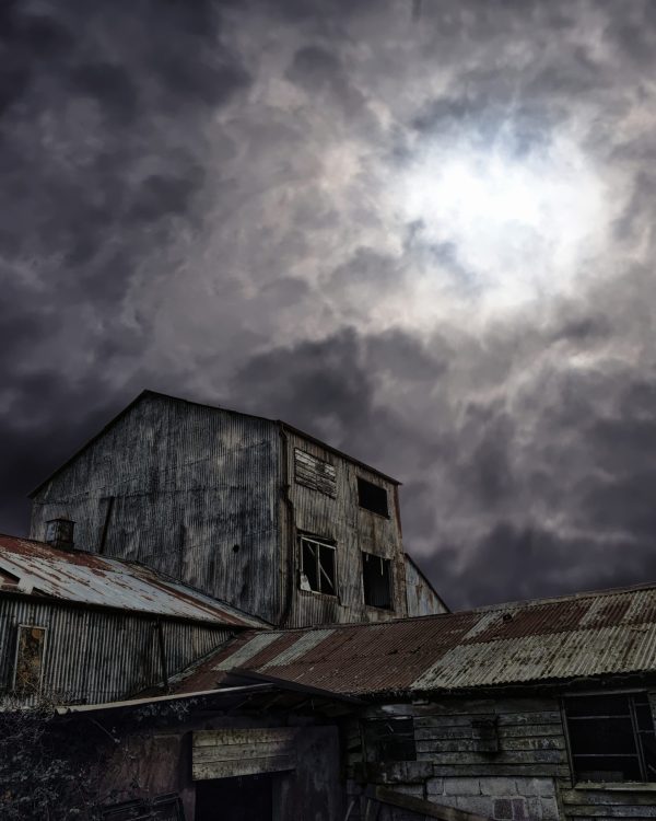 low-angle-view-abandoned-building-against-cloudy-sky-night Strom Roof Damage